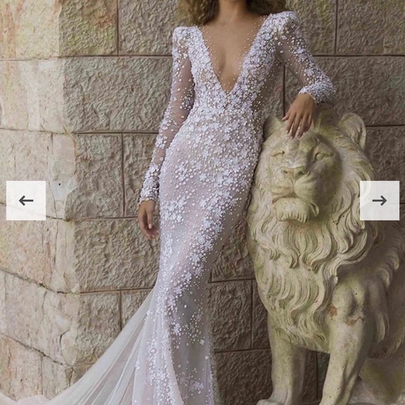 💎🤍💎 Berta Wedding Dress & Matching Veil 19-201 from 2022 Bridal Collection - Picture 9 of 9